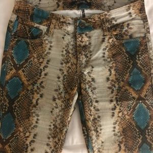 Animal printed mid rise skinny jean